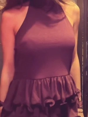 Mörklila volang topp med halterneck - Snygg mörklila topp med halterneck och volangdetaljer. Perfekt för dig som vill sticka ut med en trendig look.