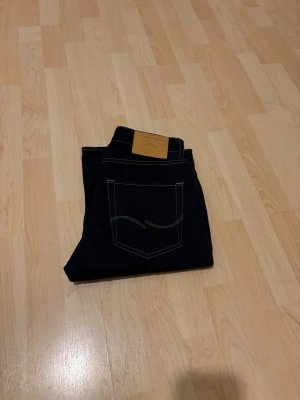 Jeans från Jack and Jones  - Snygga mörkblå jeans från Jack and Jones i nytt sick