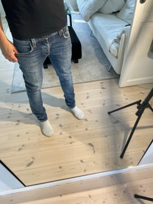 Nudie jeans  - Nudie jeans | Storlek 32/34 | Bra skick | Billigare pris vid köp av fler jeans på min profil | Liten fläck vid framsidan men ingenting man tänker på, den syns knappt | Skriv till mig vid frågor!📩