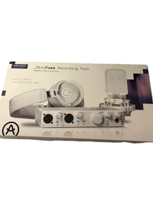 Arturia MiniFuse 2 Recording Pack + Kamerastativ - MiniFuse Recording Pack har allt du behöver för att spela in på datorn. Det är enkelt att använda och passar både nybörjare och vana användare. Du kan spela in sång och instrument direkt. Kamerastativ ingår.