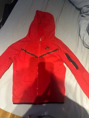nike tech - i jätte bra skick , har blivit använt en gång och inte nån mer pågrund av att den är för liten . M i barn storlek