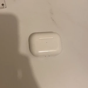 AirPods - Säljer mina AirPods i fint skick. De fungerar helt som de ska, laddas utan problem och har bra batteritid. Fodralet är rent och hörlurarna har inga repor eller skador. Jag har använt dem försiktigt och säljer dem bara eftersom jag inte använder dem längre. Laddningsfodralet ingår, och jag kan även skicka med laddkabel om det önskas. Kan mötas upp i (skriv din stad) eller skickas mot frakt. Pris: (skriv priset).FAKE!!!!