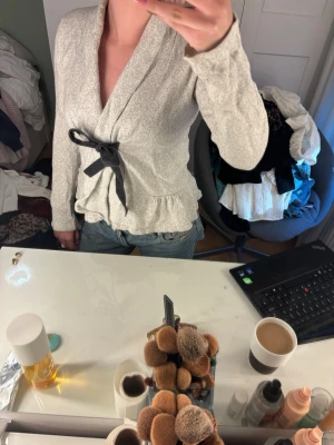 Odd Molly kofta  - Säljer en grå mönstrad jacka från Odd Molly med knytband framtill. Super söt , säljer för att den inte kommer till användning. Inga defekter💓S/xs