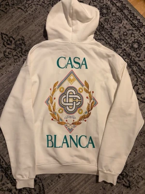 Casablanca Tröja - Riktigt fin tröja, i tjockt material. Sitter som XL/L. Lite färg defekt på bild 4, kolla noga, därav pris.