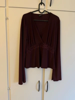 Röd topp från Gina tricot  - Superfin röd topp med spetsdetalj från Gina tricot! Storlek L. Katt finns i hemmet!
