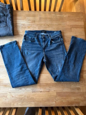 Replay blå jeans - Riktigt fetta Replay jeans. Storlek ca W30 och L30. Säljer pågrunda av att jag växt ur dem. Kolla min profil för bundel på 3 par jeans😊