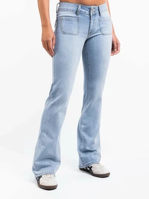 Ljusblå bootcut jeans med fickor - Snygga ljusblå bootcut jeans med utsvängda ben och stora framfickor. Jeansen har även bakfickor med lock och knapp. Klassisk femficksmodell i stretchig denim som ger en bekväm passform. Perfekta för en avslappnad och trendig look.