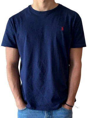 Marinblå t-shirt från Ralph Lauren - Klassisk marinblå t-shirt från Ralph Lauren med korta ärmar och rund halsringning. Liten röd logga broderad på bröstet. Tillverkad i mjuk bomull för en skön känsla och avslappnad passform. Modell är 182cm. 