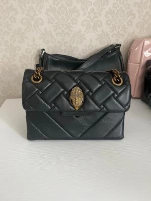Svart Kurt Geiger Väska - Jättesöt Kurt Geiger väska. Köpte den på Vinted och väskan har inte kommit till någon användning. Inga defekter förutom det på insidan som redan fanns när jag köpte den💖 Defekterna är inget som syns! Pris kan diskuteras🥰