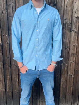 Ljusblå Ralph Lauren skjorta  - Hej! Vi säljer nu denna helt nya Ralph Lauren skjortan i storlek S men passar M! Nypris på denna rackaren ligger på 1700kr medans vi endast tar 699kr för den, kom gärna med andra prisförslag så kan vi säkert göra något vid en snabb och smidig affär! Skicket talar för sig själv 10/10!💙Postar samma dag! Vid förfrågan så kan vi även stryka skjortan innan postningen mot en slant. Tvivla ej på att höra av er vid frågor o funderingar // Studio II Resell 😊💙