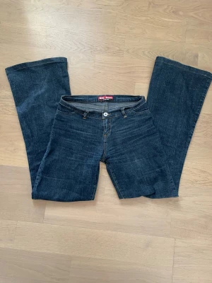 Snygga mörkblåa jeans från Jeel Jeans -  Jättefina mörkblå jeans från Jeel jeans. De har blivit omsydda hos skräddare från mellan midjade till låg midjade, står inte storleken men midjemåttet är 35 och Innerbenslängden 77🩷