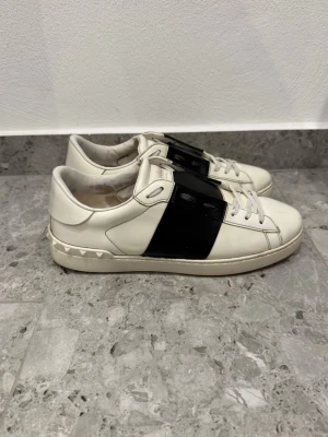 Valentino Open Storlek 42  - Valentino Open || Storlek 42 || Skorna är i okej skick , däremot förekommer slitage på insida häl (se bild 3) || Tveka inte på att höra av dig vid frågor eller funderingar 