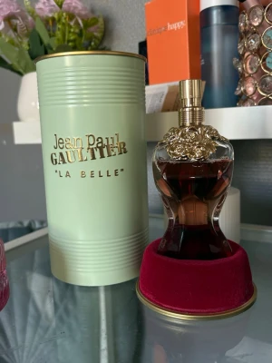 Jean Paul Gaultier La Belle parfym - Lyxig parfym från Jean Paul Gaultier, La Belle. Nypris 1280kr