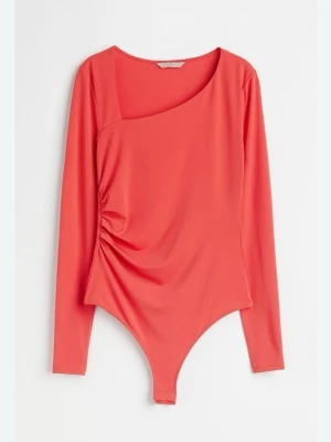 Korallfärgad asymmetrisk body - Trendig body i korallfärg med lång ärm och asymmetrisk halsringning. Snygg rynkning på sidan ger en cool detalj. Tillverkad i ett stretchigt, mjukt material som sitter skönt mot kroppen. Perfekt för dig som vill ha en modern och stilren look.