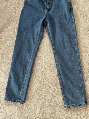 Street Loose Mid blue jeans Grunt w28 15y - Säljer ett par klassiska blå jeans från Grunt. Jeansen har raka ben och är tillverkade i denim. För en avslappnad och trendig look.
