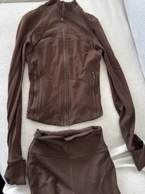 Lululemon set - Säljer ett lululemon set, där kvitt finns. Den är i färgen brun. Pris kan diskuteras.
