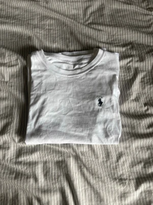 Vit t-shirt från Ralph Lauren - Hej, säljer nu en vit t-shirt från Polo Ralph Lauren i mycket bra skick, knappt använd. Pris kan såklart gå ner vid snabb affär. Hör av er vid frågor! 👌