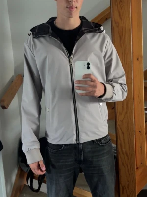 Reversible Burberry windbreaker - Riktigt snygg windbreaker från burberry som man kan använda båda sidorna på! Hör av er vid frågor