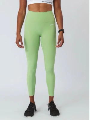 Ljusgröna leggings från RX Performance - Snygga ljusgröna leggings med hög midja och tight passform. Perfekta för träning eller chill, tillverkade i ett stretchigt material som ger bra rörelsefrihet. Diskret logga på höften och ankellång modell. Använda ca 3 gånger💚