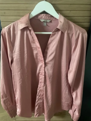 Rosa skjorta - Säljer en fin rosa satinskjorta i från H&M i storlek S💕