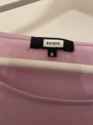 Ljuslila långärmad topp Bik Bok - Säljer en ljuslila långärmad topp från Bik Bok. Toppen har en enkel, figurnära passform och rund halsringning. Tillverkad i mjukt bomullsmaterial som känns skönt mot huden. Perfekt att styla med jeans eller kjol för en clean look.