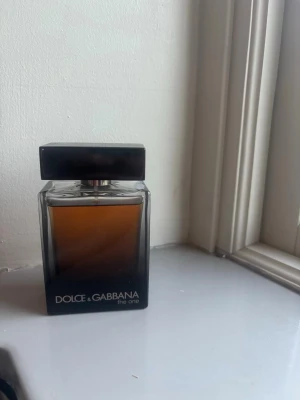 Dolce & Gabbana The One parfym - Säljer denna parfym då den tyvärr inte kommer till användning. 100 ml flaska 90-95% kvar. Skriv vid frågor eller intresse.