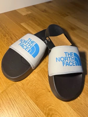 Tofflor/north face - Helt nya. Passar storlek 43