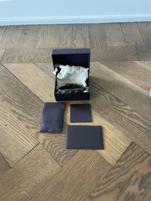 Valentino armband  - Khaki  Valentino Armband. Utmärkt skick 