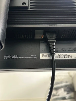 Svart Samsung datorskärm - Säljer en Samsung 23” datorskärm (60 Hz) i mycket bra skick. Skärmen är väldigt lite använd och har inga repor eller skador. Den fungerar perfekt utan några problem.  Storleken är 23 tum med 60 Hz uppdateringsfrekvens, vilket gör den bra för både arbete, studier, surf och lättare gaming. Bilden är skarp och klar, perfekt som extra skärm till datorn eller för hemmakontoret.  En stabil och pålitlig skärm från Samsung som är redo att användas direkt. Hör av dig vid frågor!