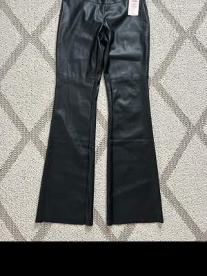 Bootcut skinnbyxor  - Bootcut skinnbyxor från Nelly i storlek 34, oanvända men lappen kvar💕