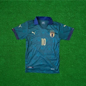 Italien Landslagströja, Insigne#10, Storlek S - Helt ny, högkvalitativ replika. EU| S . Pris: 349kr kr. Leverans: Skickas inom 24 timmar. Notera: Begränsat antal- först till kvarn 