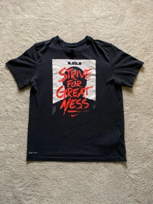 Svart Nike t-shirt med tryck - Cool nike t shirt i storlek M