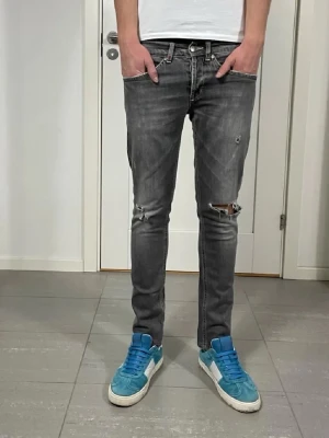 Dondup George jeans  - Säljer nu dessa Dondup George jeans med snygga slitningar i populär design, skriv för fler bilder/frågor🙌🏼