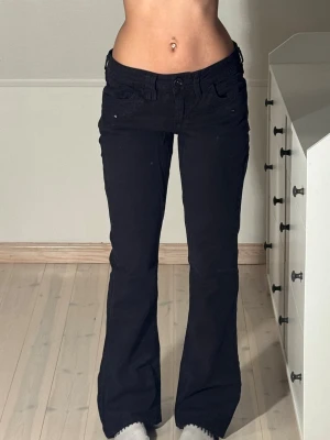 Svarta bootcut jeans  - Midjemått: 40cm. Innerbenslängd: 76cm. Uppskattas passa 38. (Benen uppsydda, se sista bilden.) Kolla in min profil, följ för fler plagg🙌