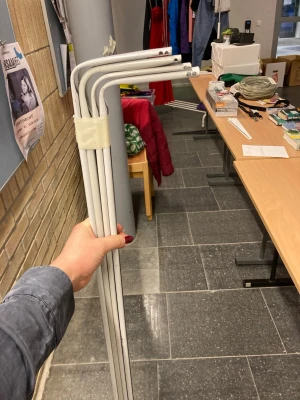 Gardinstänger - Säljer 4 vita gardinstänger. Justerbar längd.