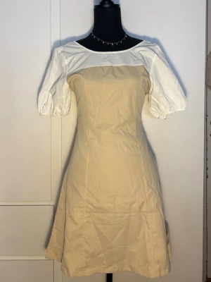 Söt klänning - Säljer nu denna söta klänning som aldrig kommit till användning💕alltså är den helt som ny, storlek S men passar även XS💞pris kan diskuteras! Kom privat för andra frågor eller köp nu💖