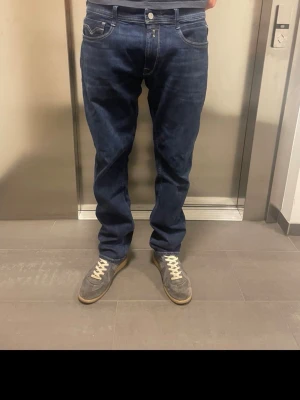 Replay Anbass Jeans - Säljer nu dessa sprillans nya jeans från Replay. Endast använda två eller tre gånger då de var för stora för mig. Skicken är med det sagt helt nya utan någon defekt. Skriv om ni har några frågor! :)