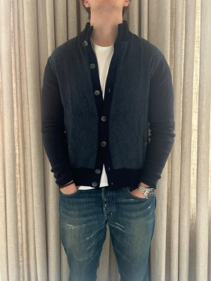 Hackett london cardigan - M - Mycket fint skick och inga defekter. 100% merino ull och mocka detaljer. Storlek M men sitter något mindre. Modellen på bilden är ca 180 cm. skriv om du undrar över något💸