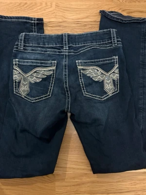 Gina Jeans - Säljer dessa jätte fina jeans från Gina Young i storlek 170💕Skicket är bra, inga defekter. Det finns resår i midjan! Hör av er vid frågor🤗