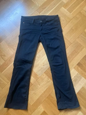 Svarta cheap monday jeans  - Svarta lågmidjade cheap monday jeans i nyskick, endast använda en gång.💕Storlek: 32/32