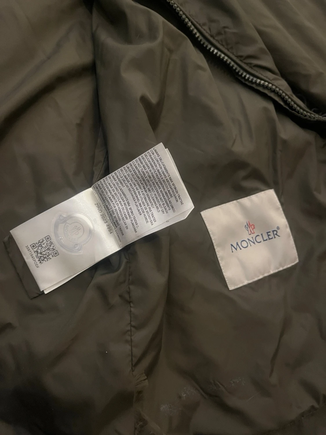 Olivgrön vindjacka från Moncler - 2