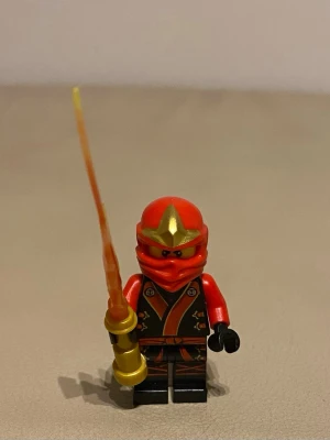 LEGO Ninjago röd ninjafigur - Säljer en LEGO Ninjago minifigur 