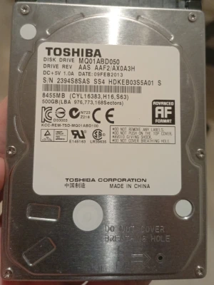 Toshiba 500GB 2.5" hårddisk - Säljer en Toshiba 2.5 tum intern hårddisk med 500GB lagringsutrymme. Modellen är MQ01ABD050 och den har Advanced Format. Höljet är i metall och kretskortet är blått. Perfekt för laptop eller extern lagring.