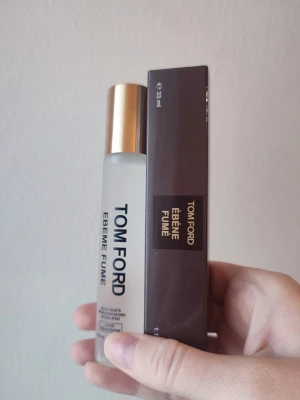 Tom Ford Ebene Fume - Tom Ford Ebene Fume Perfume. 33ml bottle. New! A great winter/fall fragrance. Felmärkt namn i text på flaska och felmärkning edt på flaskan men detta är en EDP! 