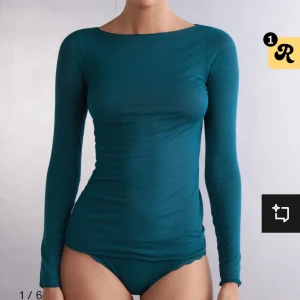 Intimissimi långärmad topp - Snygg och stilren petrolblå långärmad topp i tight passform. Perfekt för både vardag och festliga tillfällen. Materialet är mjukt och stretchigt, vilket gör den bekväm att bära hela dagen.