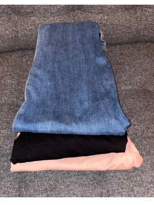 Jeans/ byxor  - Klädpaket med 3 byxor och jeans 