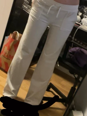 Vita juicy byxor - Säljer mina vita juicy byxor då de sitter lite skumt på mig, nyskick! (En av snören saknar metallknapp)