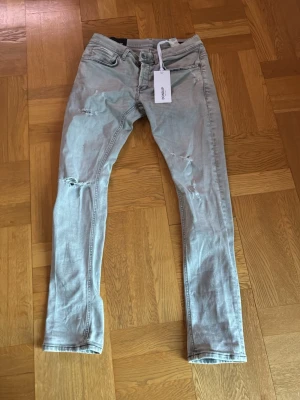 Dondup George jeans - Säljer mina grå Dondup. Storleken är 31 vilket motsvarar en kille på 175-185 cm i längd. Jeansen är knappt använda och i ett väldigt bra skick. Nypris ligger på runt 2800 kr. Mitt pris är 600 kr. Kan gå ner i pris vid en snabb affär.