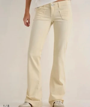 Ljusgula bootcut jeans - Färgen är light Yellow Använda 1 gång, säljer då jag vill ha min egna storlek. Ska försöka få bort det smutsiga i tvätten. Har inga egna bilder på pga förstora på mig