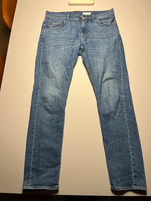 Pistolero tiger of Sweden jeans  - Säljer ett par ljusblå jeans med rak passform och klassisk femficksdesign. Jeansen har normal midja och är tillverkade i denim med lätt tvättad look. Perfekta för en avslappnad stil.